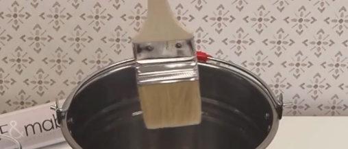 ¿Cómo aplicar la cola o pegamento sobre el papel pintado?