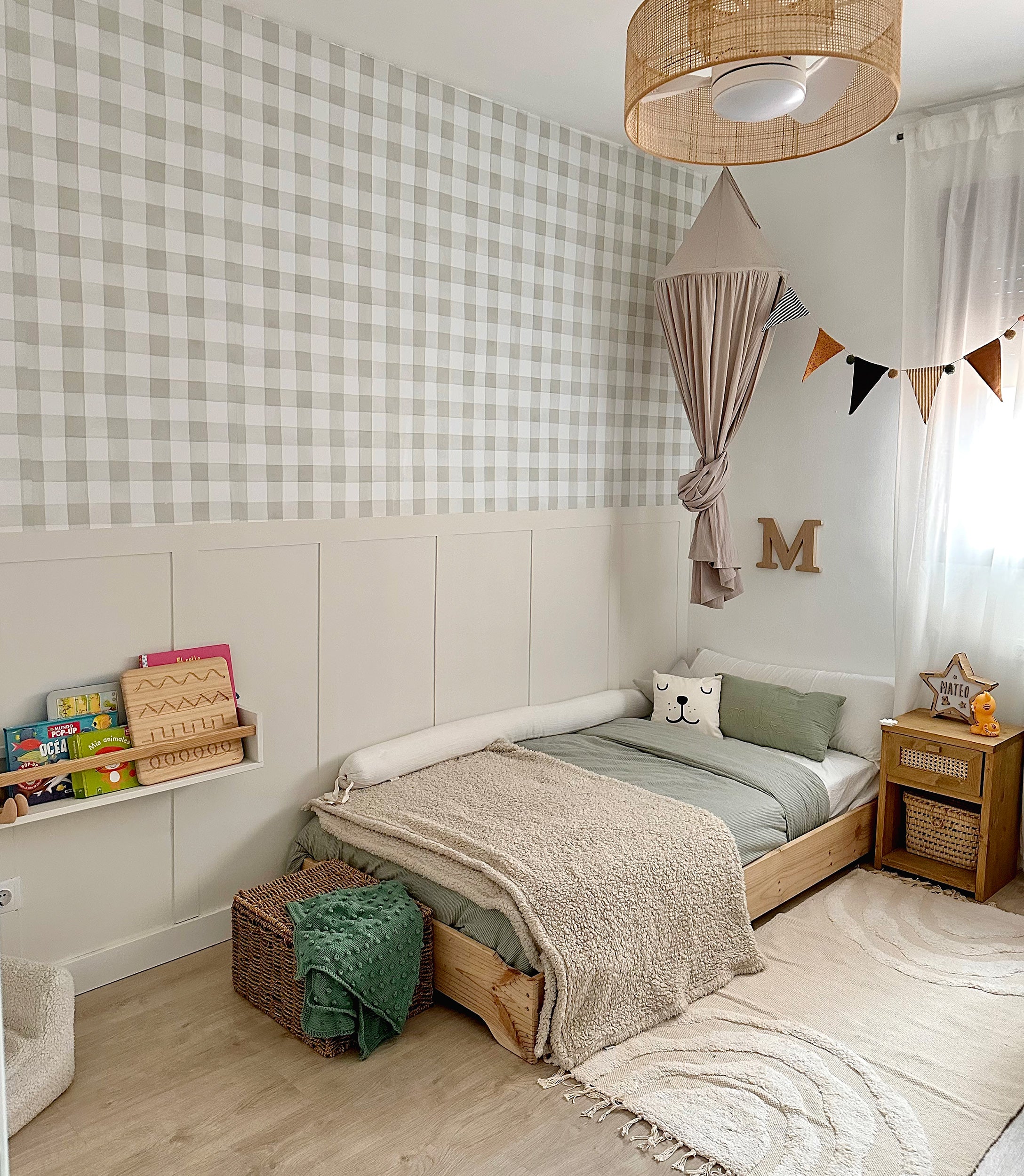 DIY: papel pintado + moldura de pared