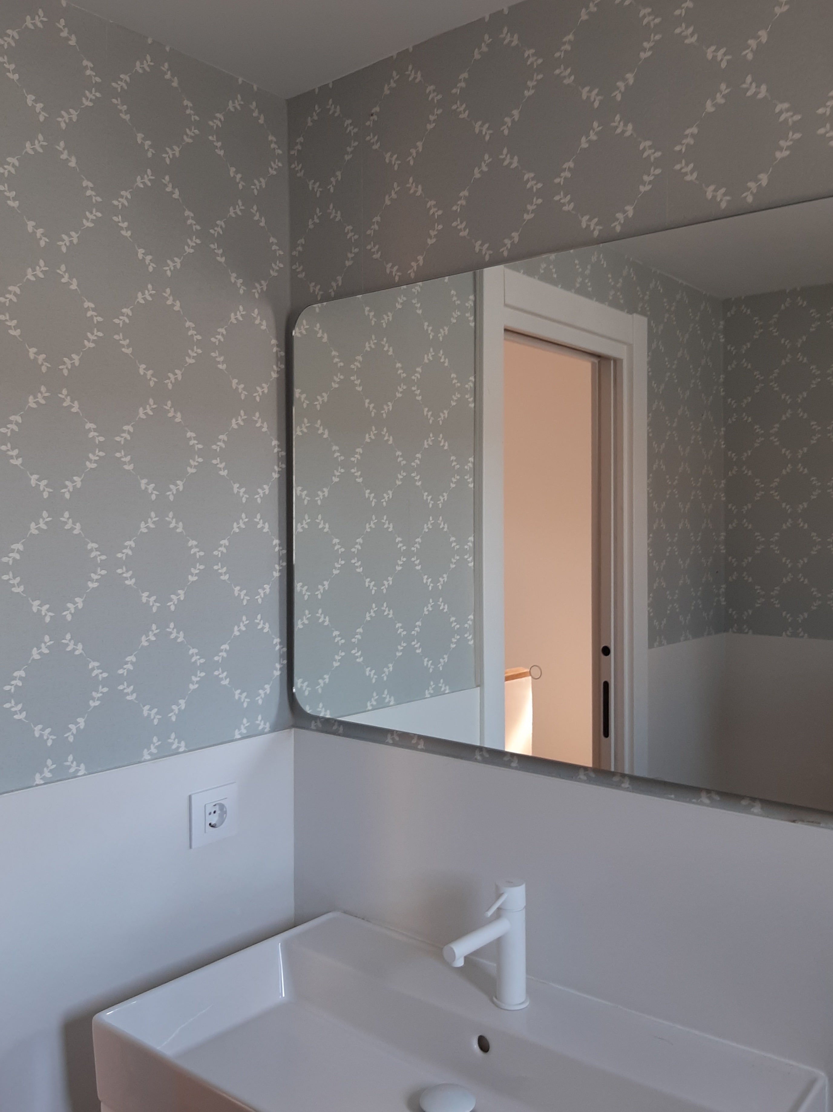 ¿Es recomendable el uso de papel pintado en un baño?