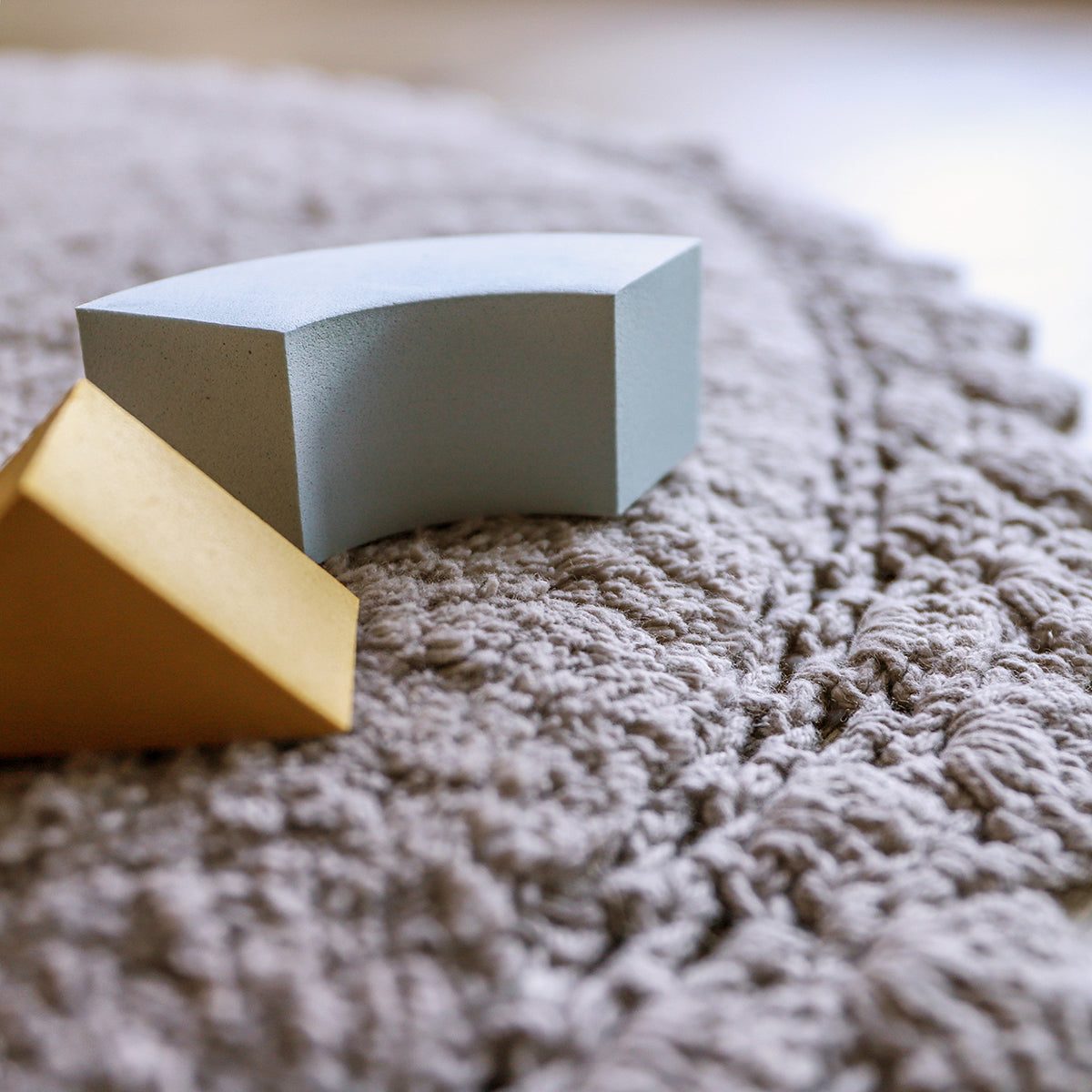 Alfombra redonda lavable para cuartos infantiles color gris