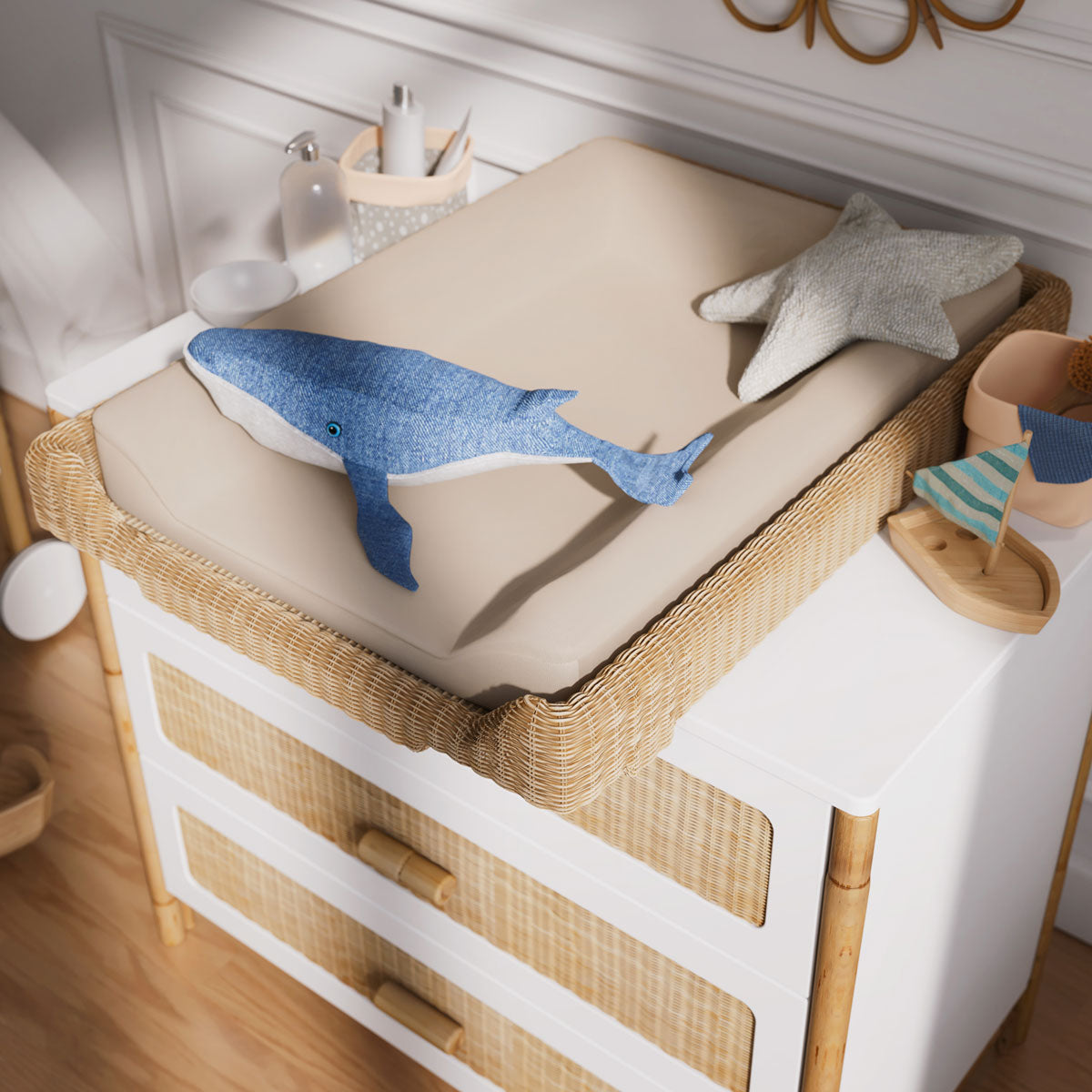 Cambiador de bebé de ratán con adaptador para cómodas