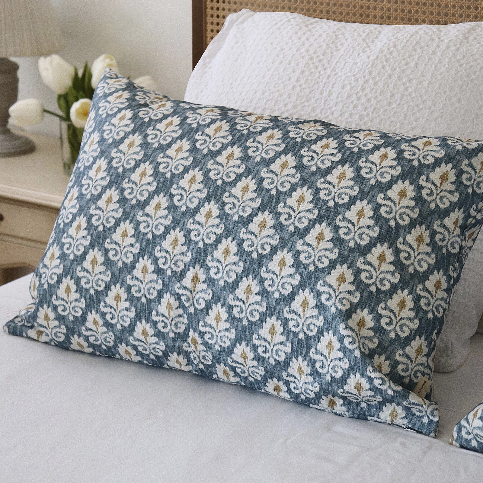 Cojín azul y mostaza para la decoración del hogar