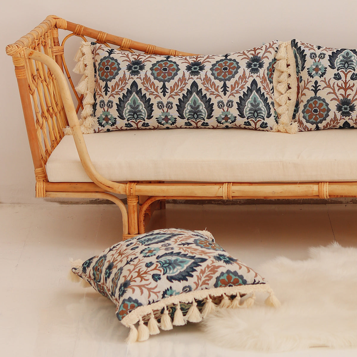 Cojín decorativo azul con motivos étnicos