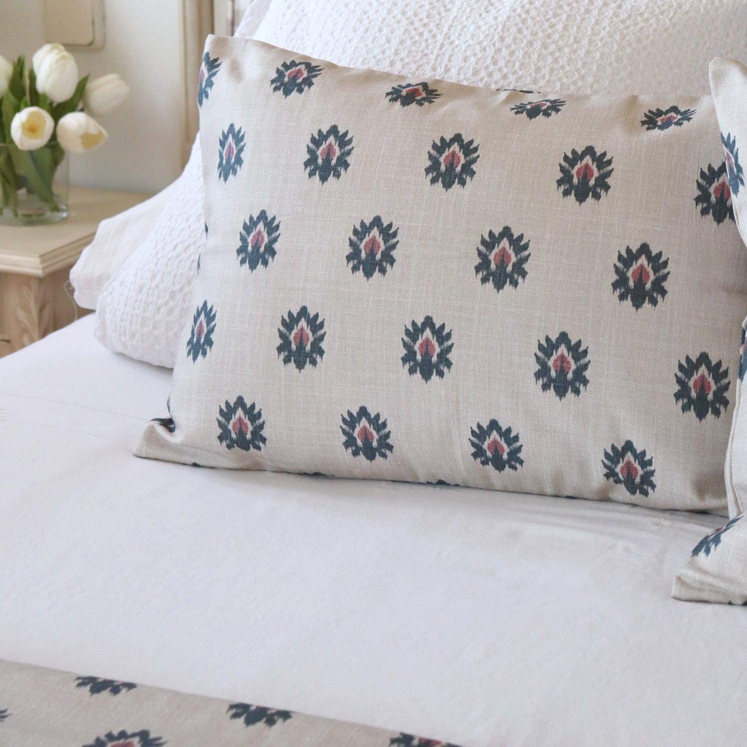 Cojín decorativo estampado Ikat beige y azul