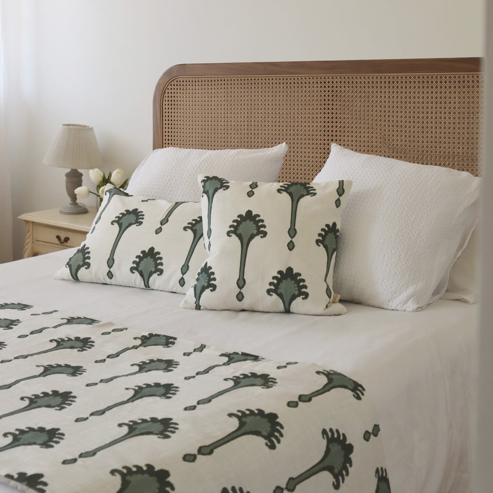 Conjunto de cojines y manta decorativa con motivo palmeras