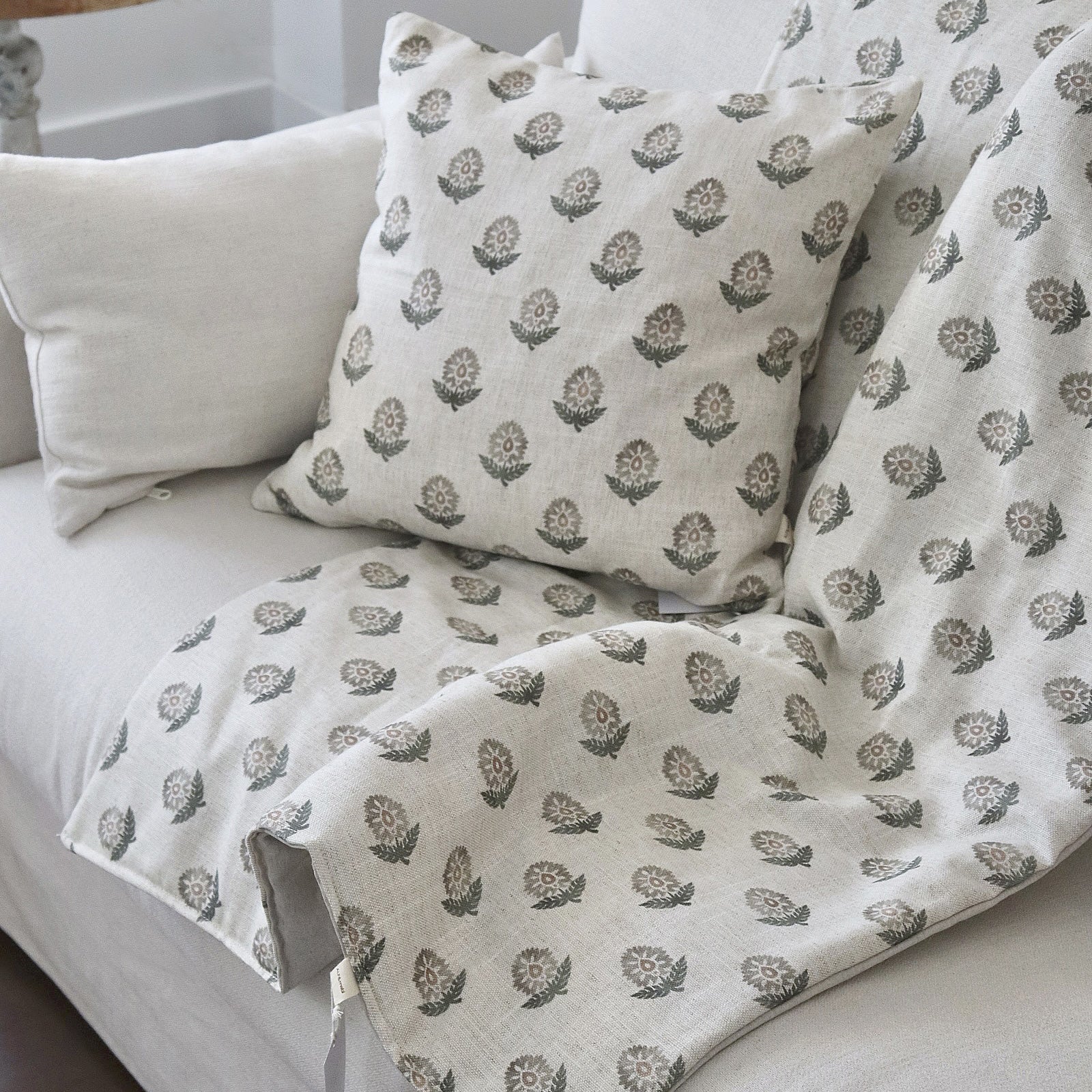 Conjunto decorativo textil para el sofá Alfmabi Gardenia