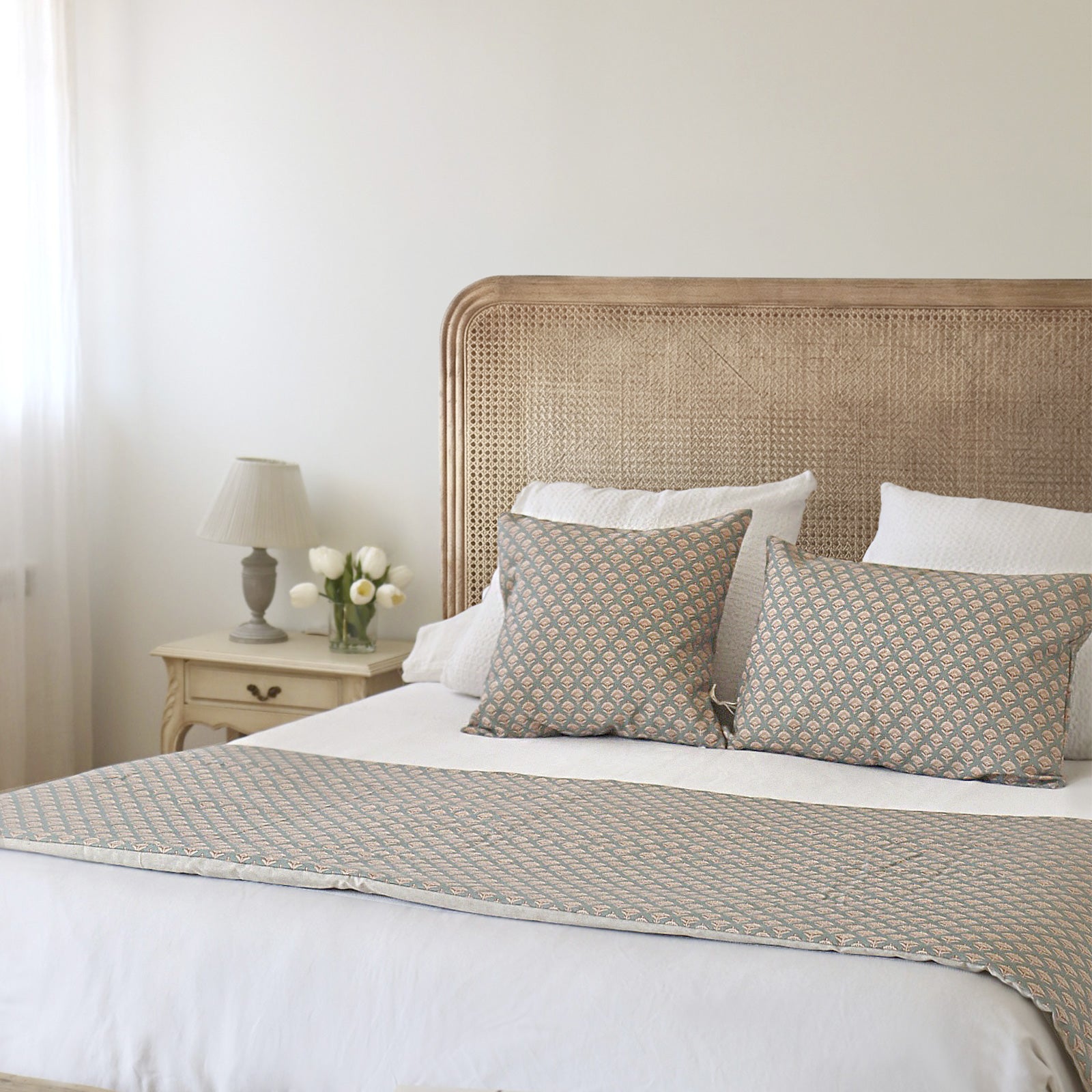 Conjunto Plaid y cojín Alina Rosé para la decoración del dormitorio