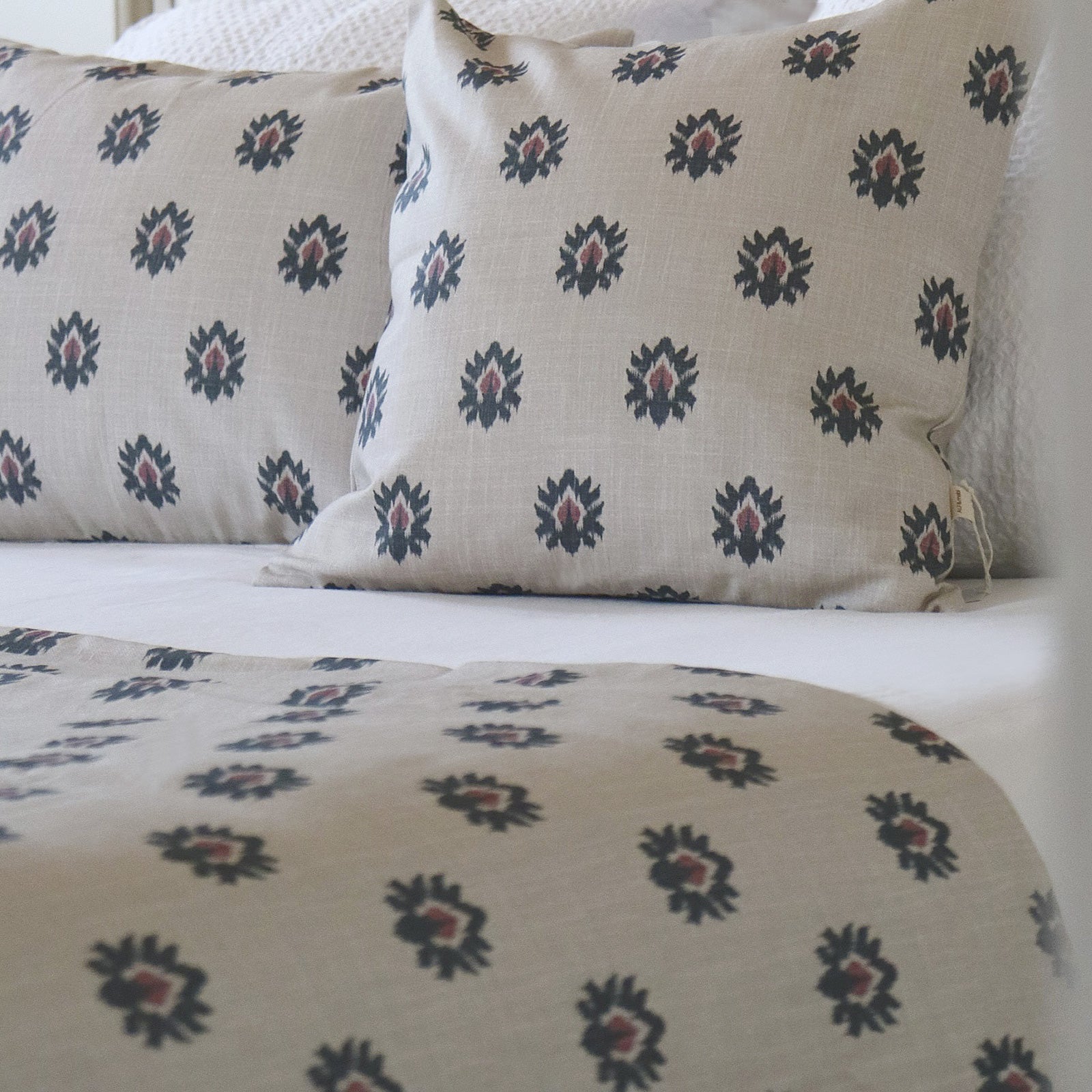 Conjunto plaild y cojín decorativo para la cama