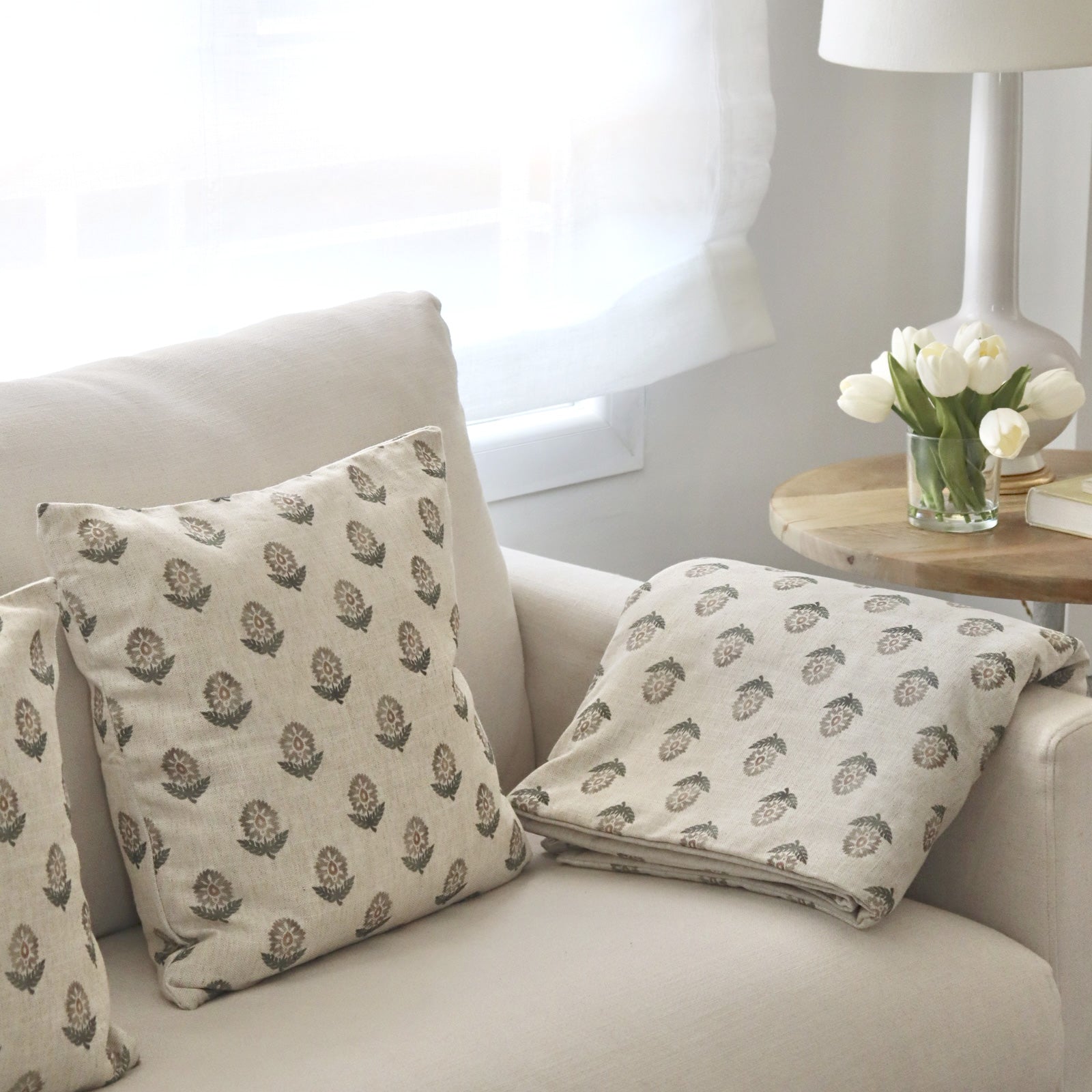 Conjunto de plaids y cojines para el salón Gardenia