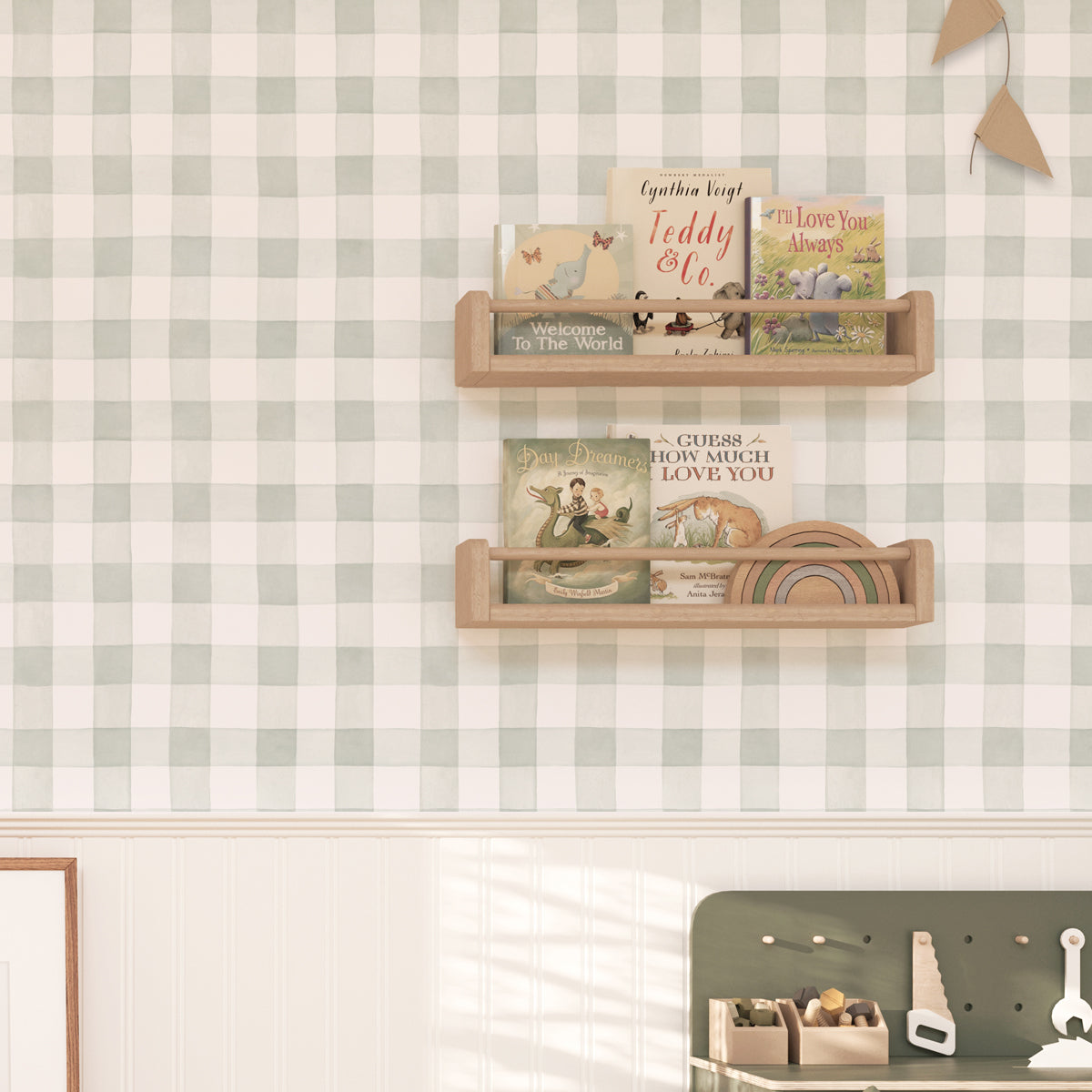 Decoración de cuarto de niño con papel pintado cuadros verde