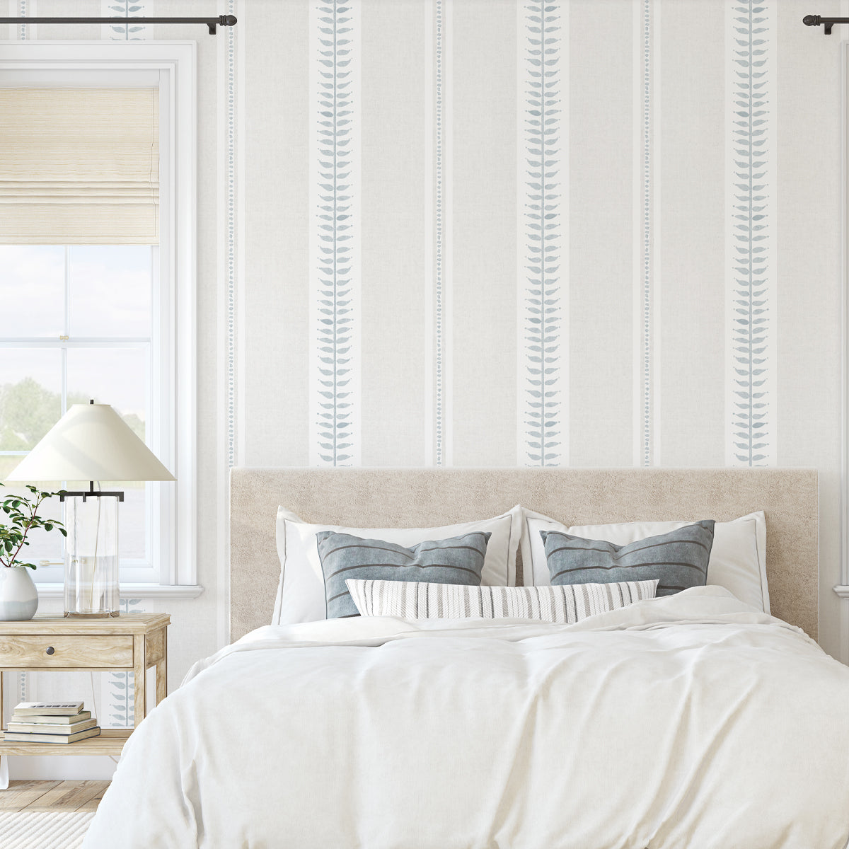 Decoración del dormitorio con papel pintado de rayas azul claro