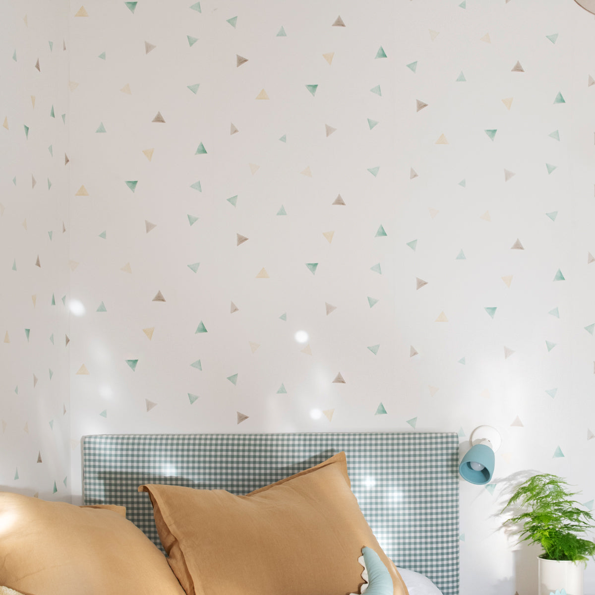 Decoración infantil con papel pintado de triángulos