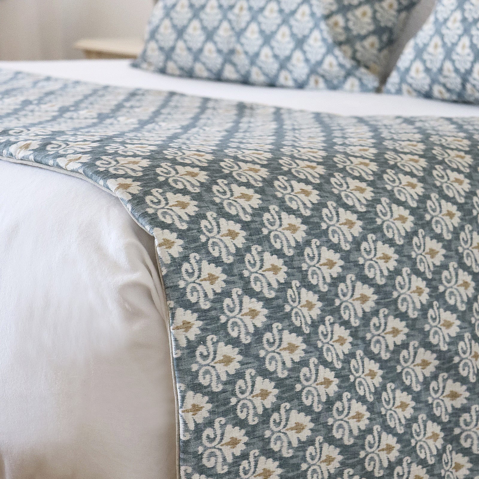 Detalle del plaid aurea blue para decoración de la cama con manta