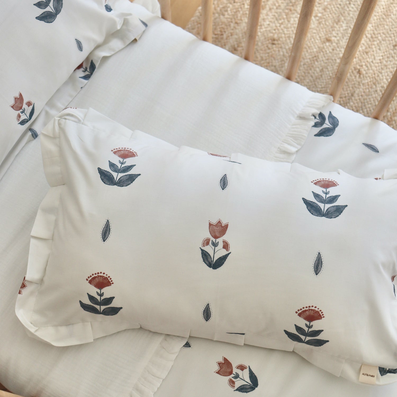 Funda de almohada Florecitas volantes para cuna