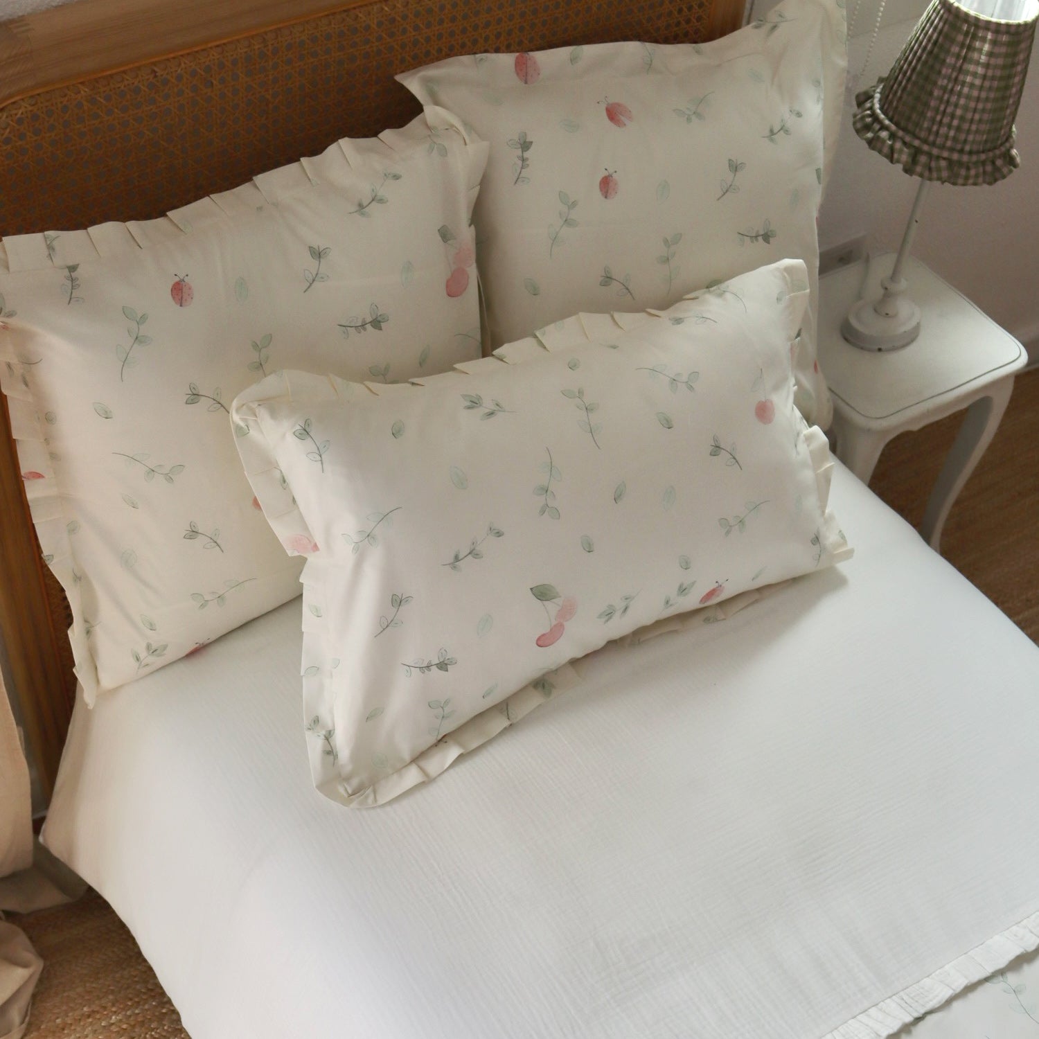 Funda de almohada Mariquitas con volantes para decorar cuartos infantiles