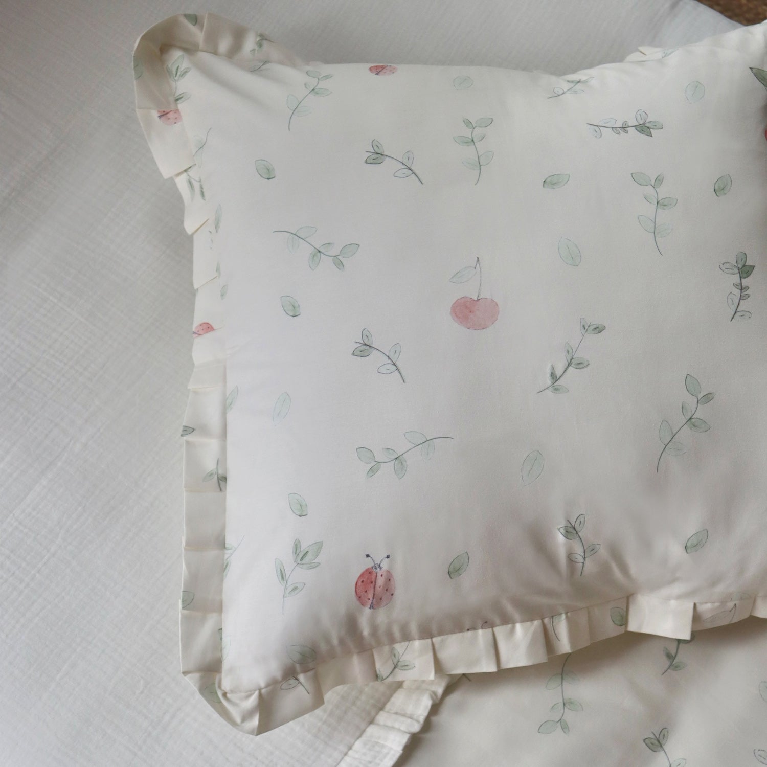 Funda de almohada Mariquitas con volantes cuadrada