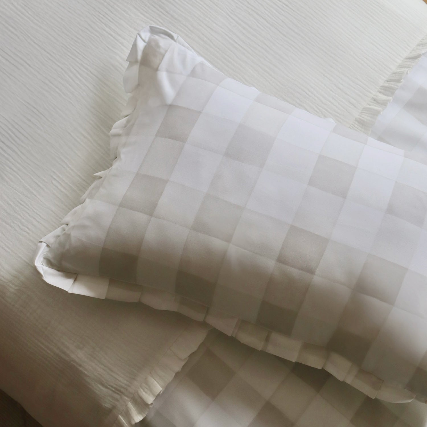 Funda de almohada Vichy gris con volantes