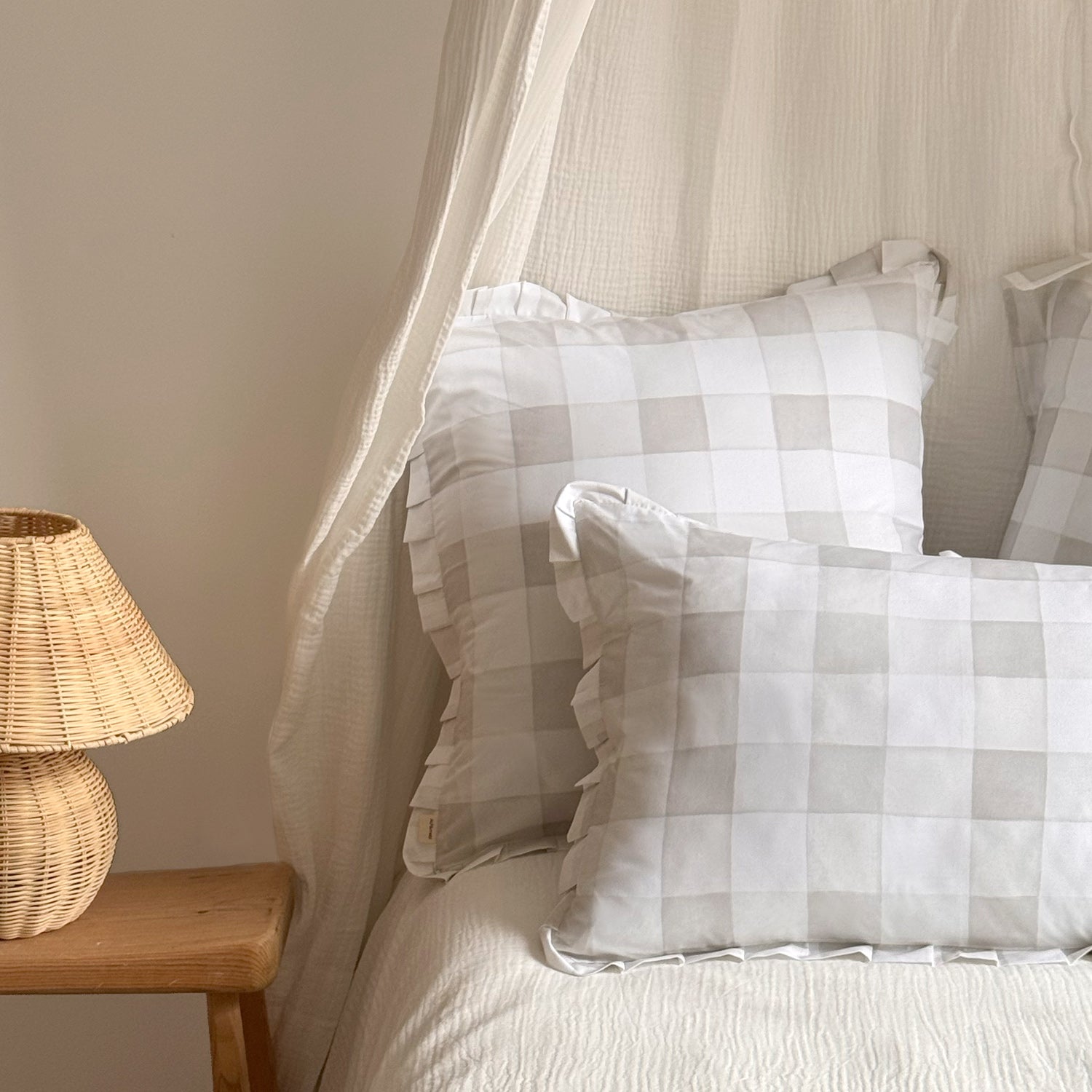 Funda de almohada Vichy gris con volante