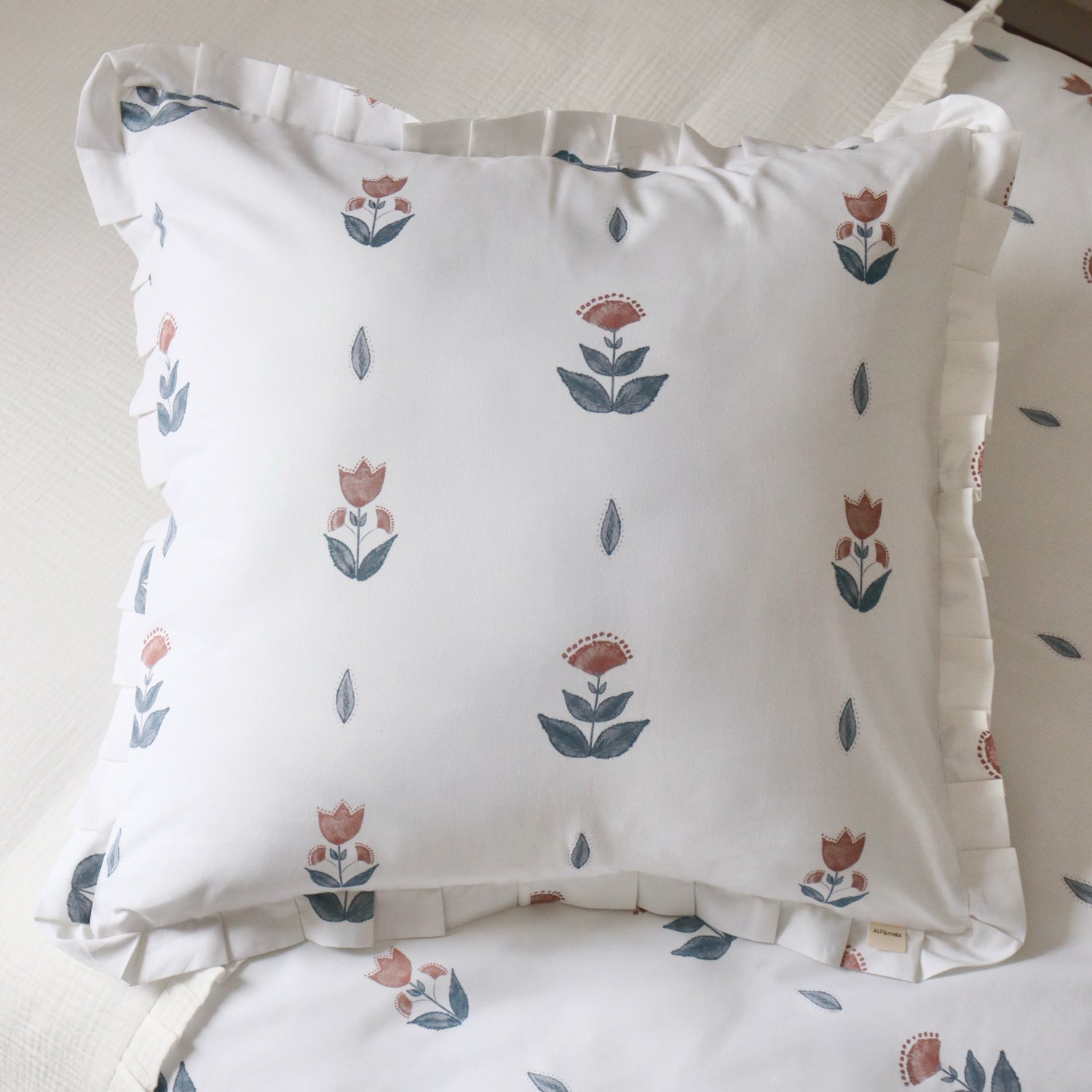 Funda de almohada Indian Flowers con volantes cuadrada