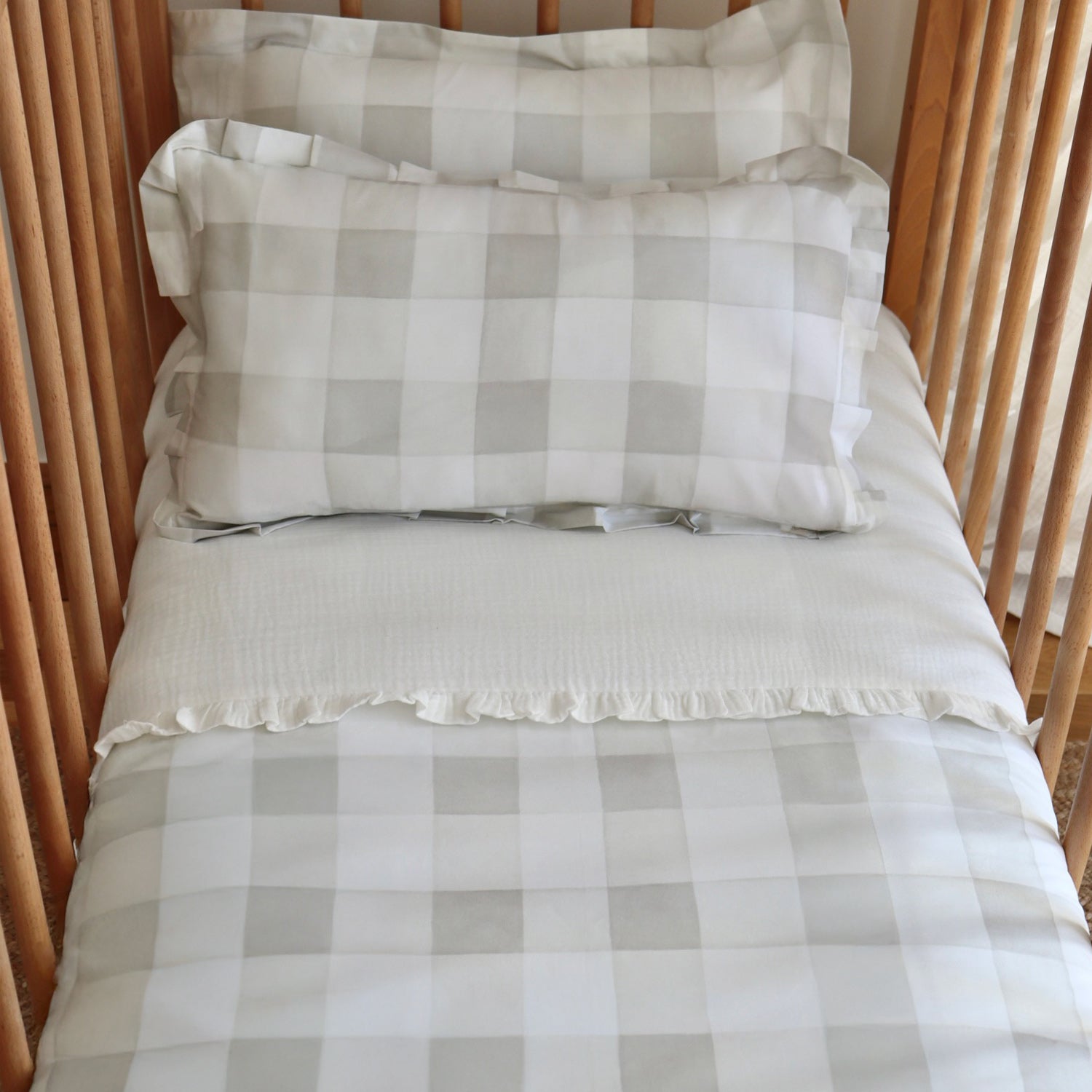 Funda nórdica cuna con embozo vichy gris