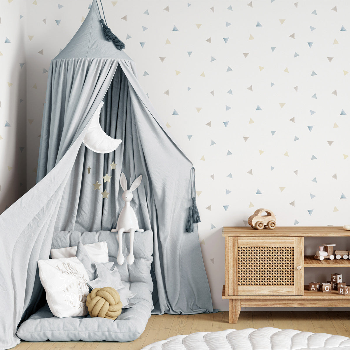 Habitación de bebé en tonos azul pastel con papel pintado Triangulos