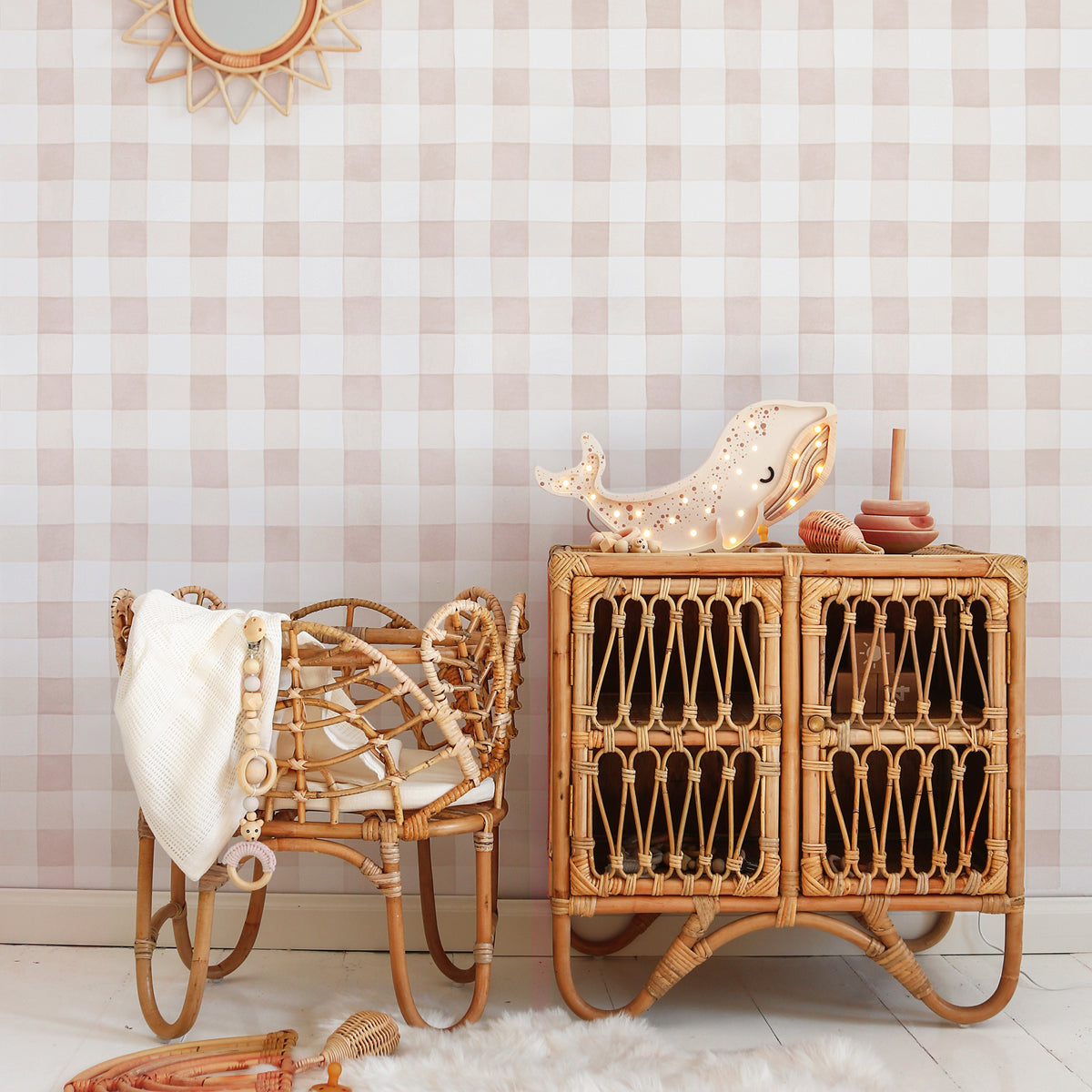 Habitación infantil con papel pintado de cuadros vichy rosa