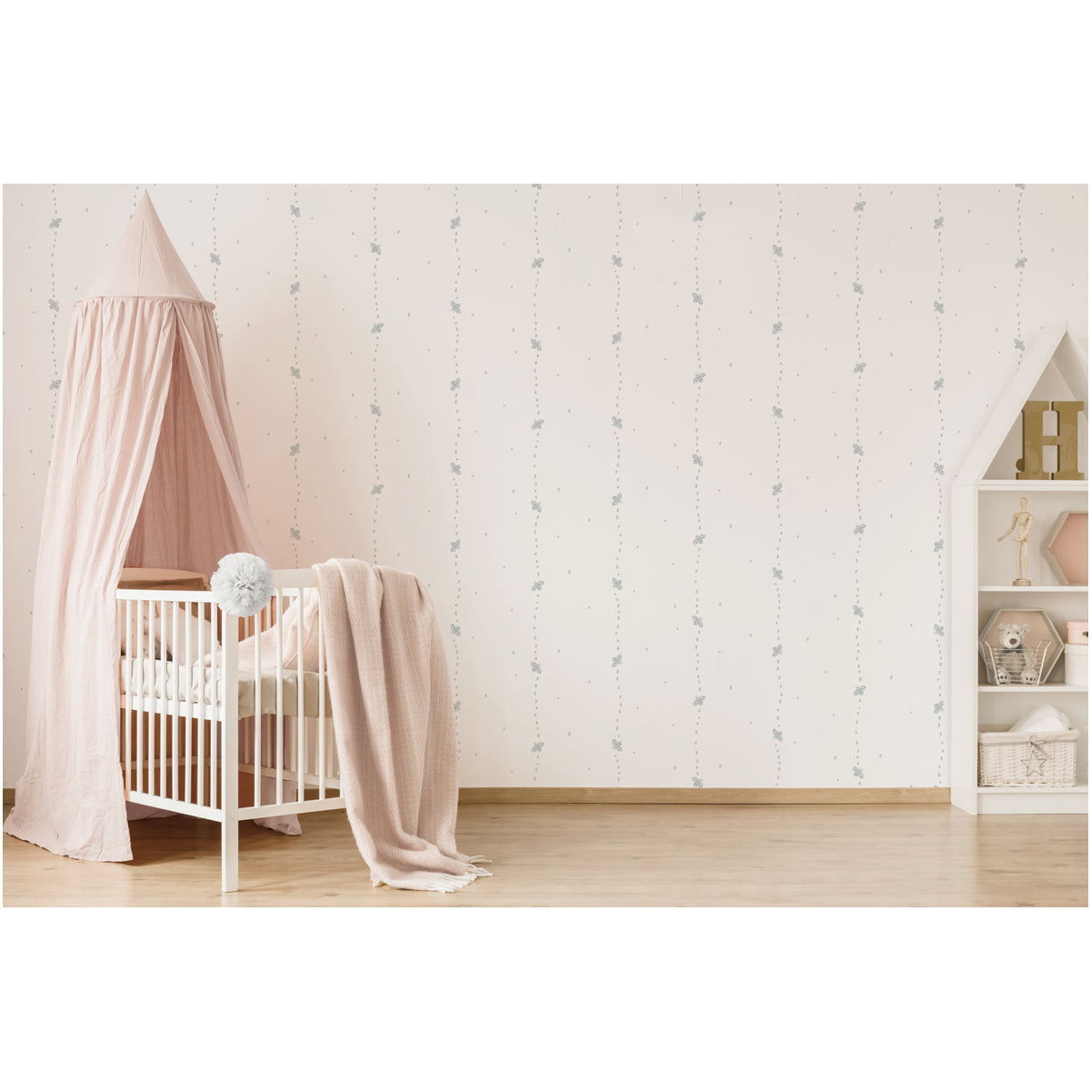 Habitación infantil con papel pintado de rayas en forma de abeja