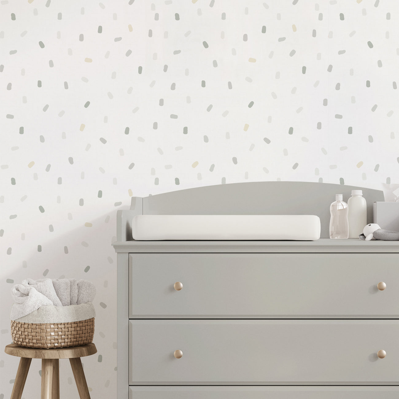 Habitación infantil con papel pintado verde gris beige y amarillo de confettis