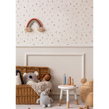 Habitación de niña con papel pintado de puntitos colores cálidos