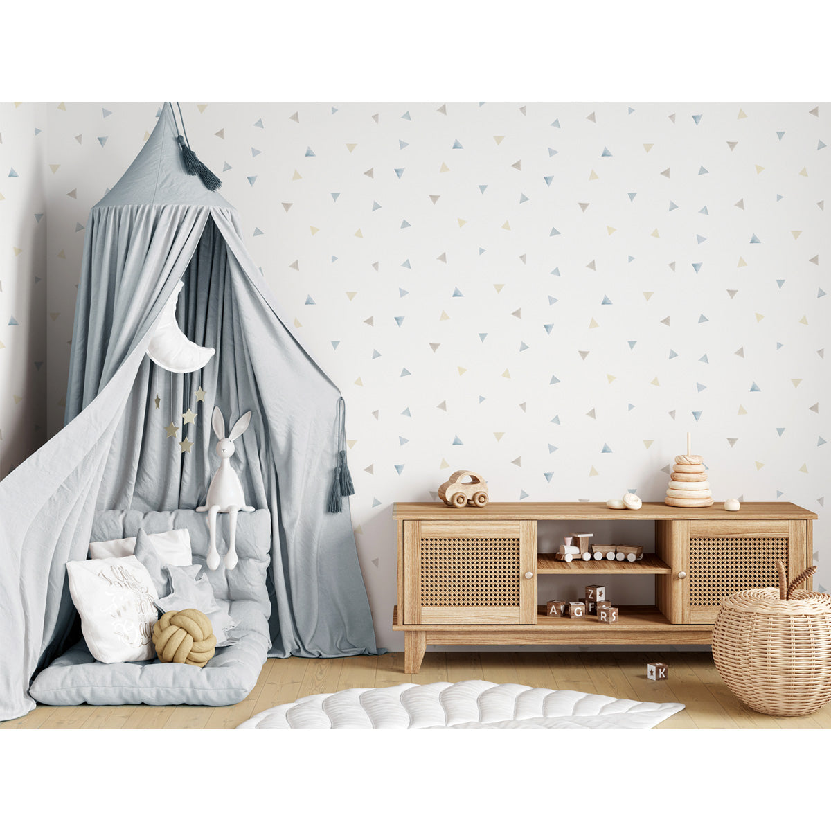 Habitación de niño con decoración azul y beige y papel pintado