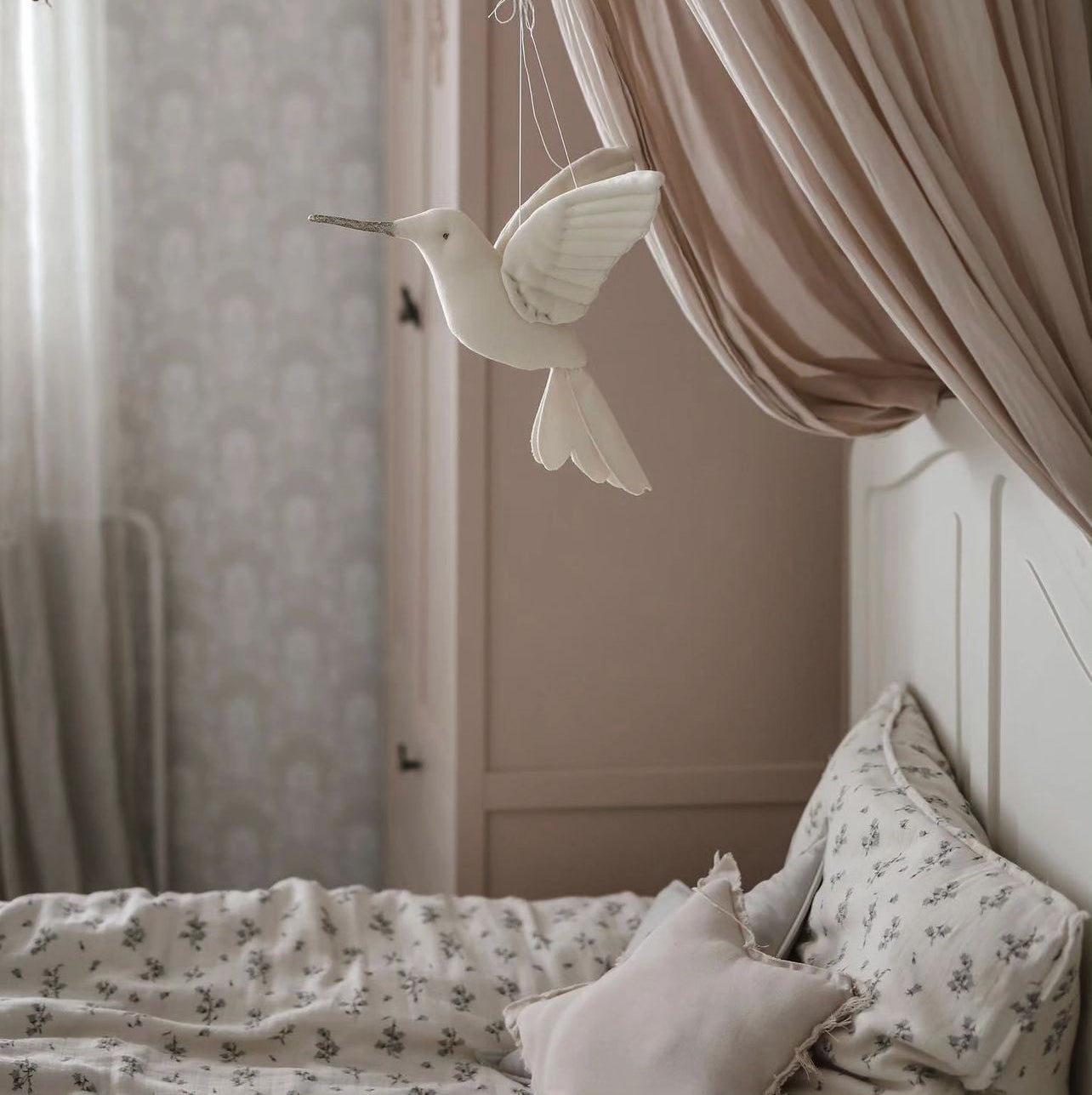 Móvil decorativo para cuarto de bebé colibri