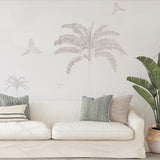 Mural tonos beige y gris para decoración tropical con dibujos de palmeras