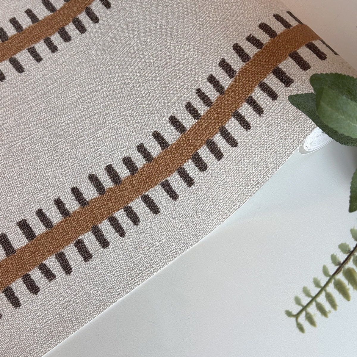 papel pintado Rayas Pati camel color beige y marrón