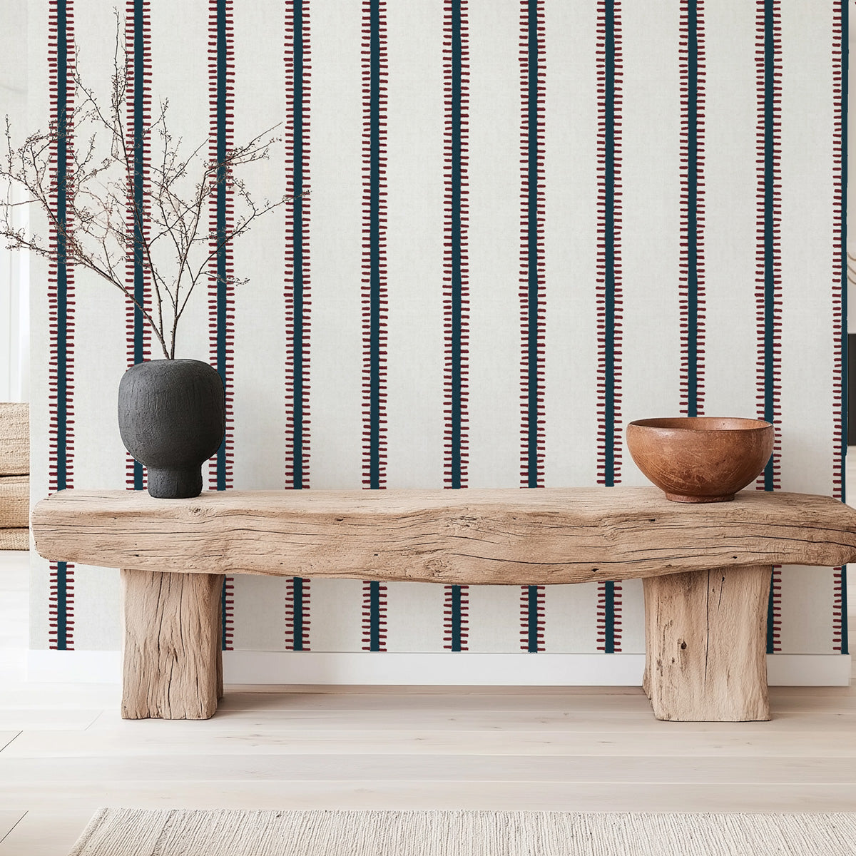 Papel pintado Rayas Pati para la decoración del hogar en color azul noche y rojo vino