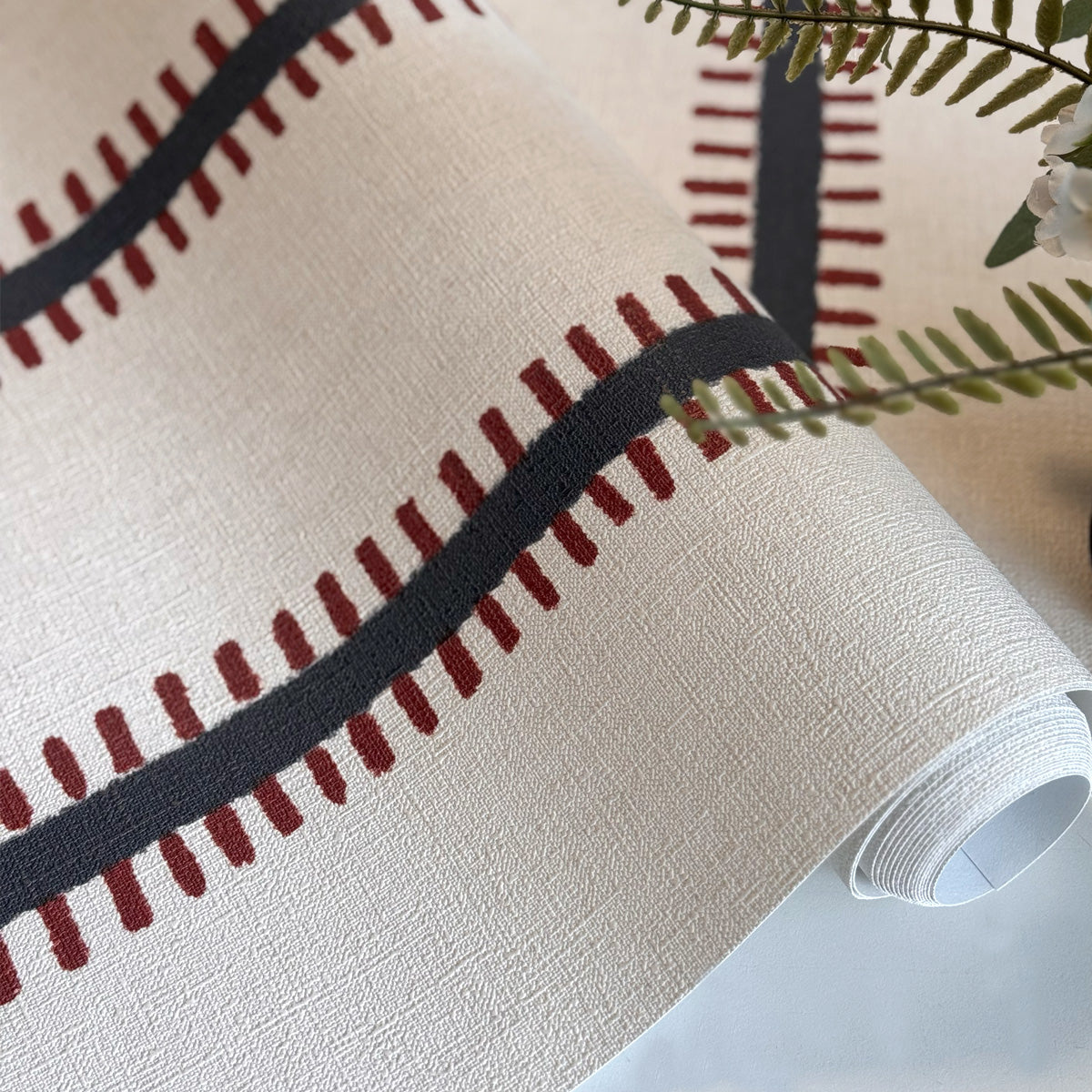 Papel pintado textura lino de rayas color azul y burdeos