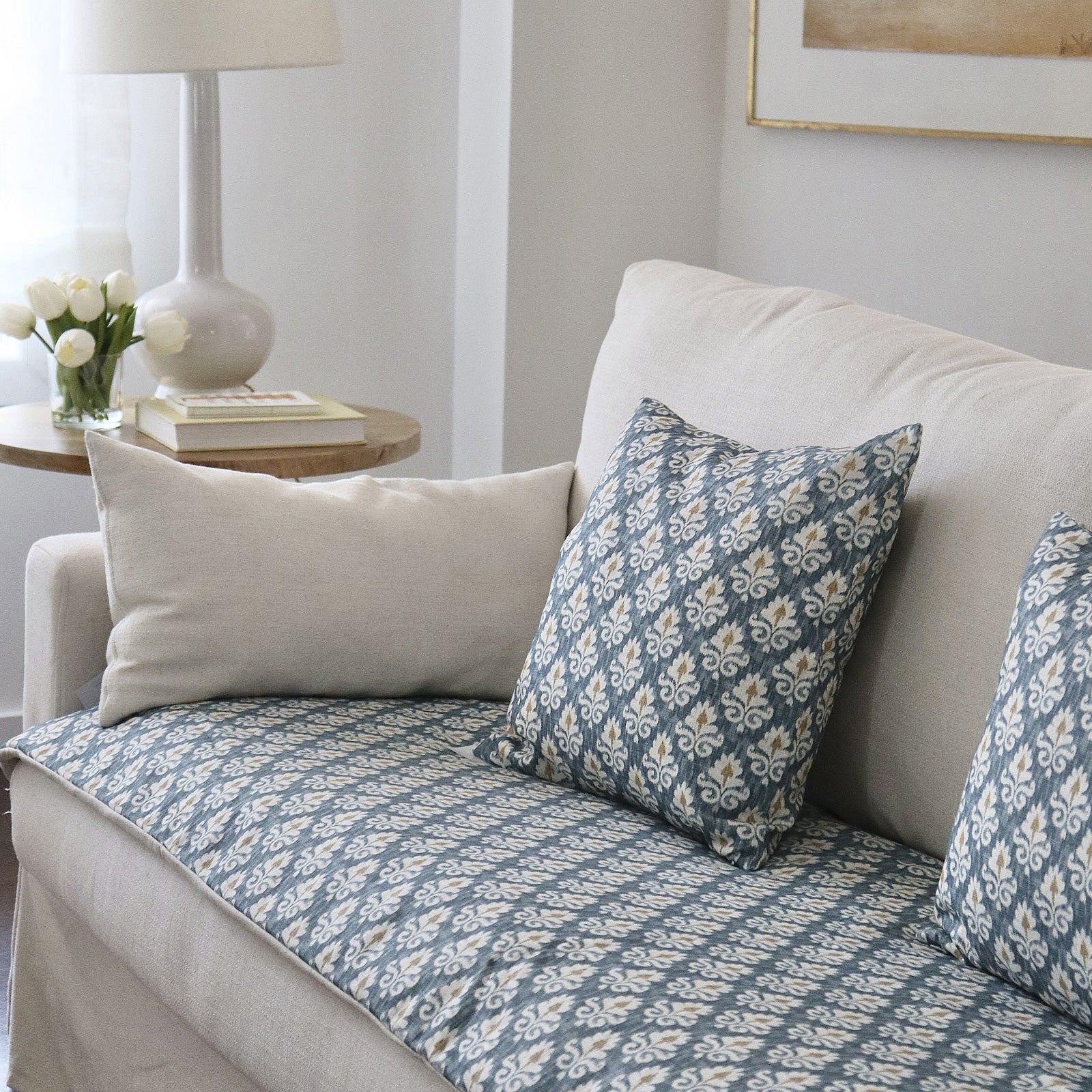 Plaid y cojín para la decoración del sofá color azul y mostaza estampado Ikat