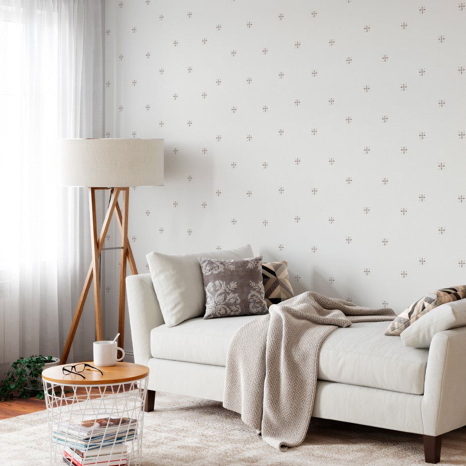 El papel pintado Nieve oro presenta un diseño geométrico discreto para decorar la pared del salón, comedor, dormitorios o cuartos de baño con sobridad y estilo