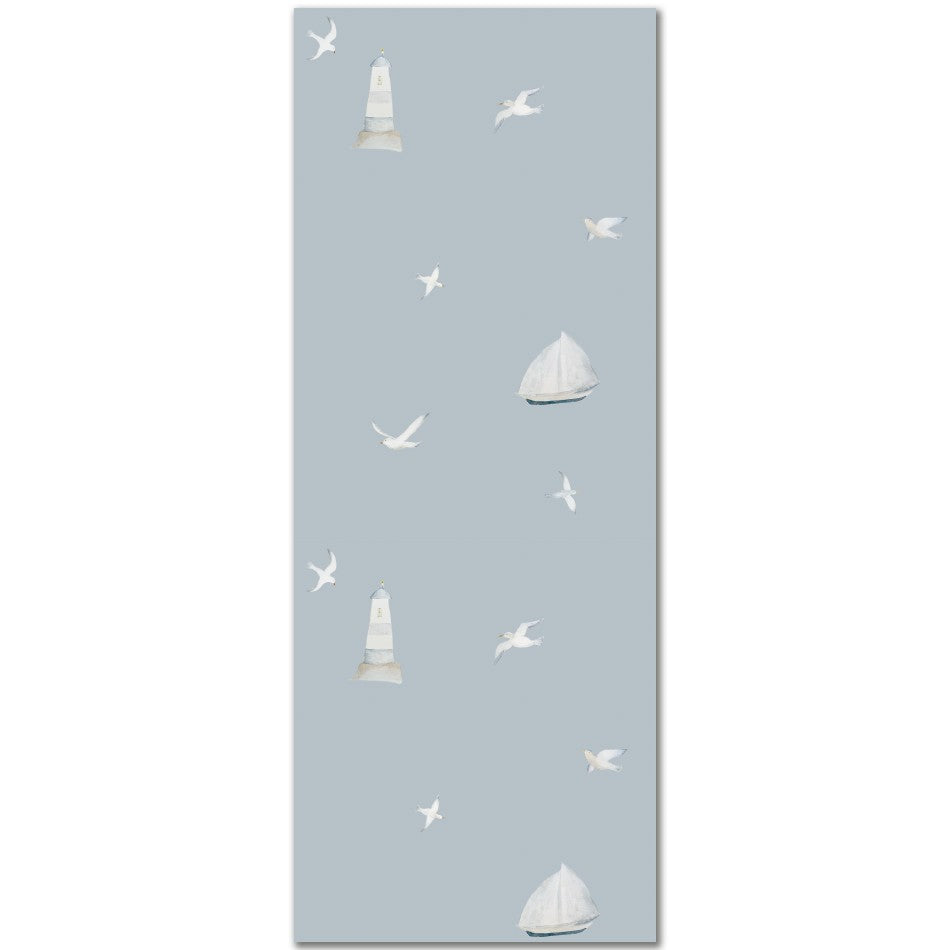El papel pintado Faro azul presenta diseños motivos náuticos hechos a mano y reproducidos posteriormente en impresión digital de alta calidad. Ideal para decorar casas de playa.