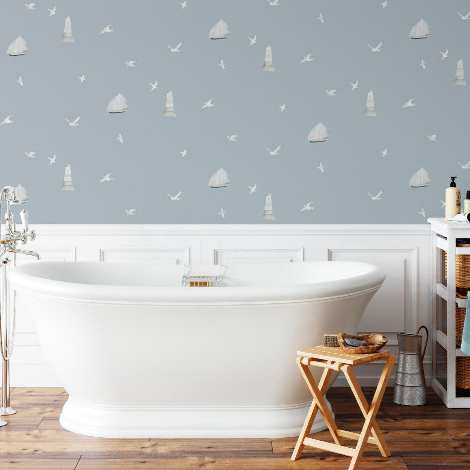 El papel pintado Faro azul presenta diseños motivos náuticos hechos a mano y reproducidos posteriormente en impresión digital de alta calidad. Ideal para decorar casas de playa.