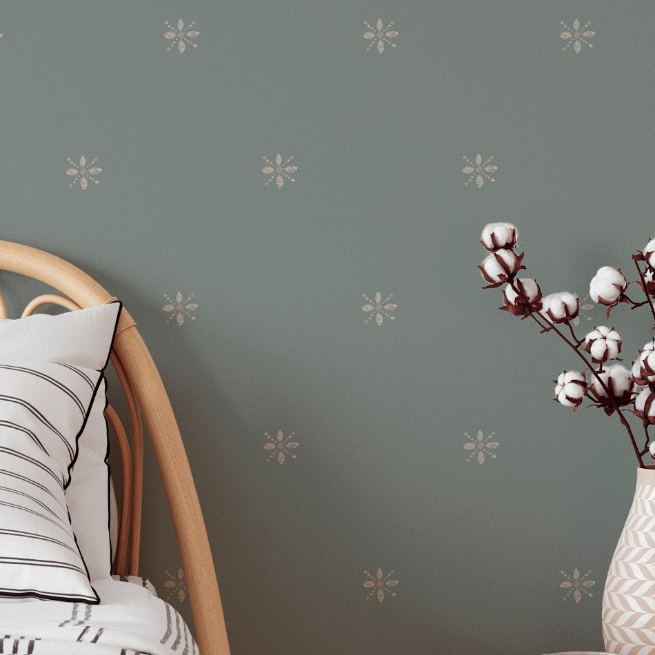 El papel pintado Nieve verde oscuro es una estupenda elección para decorar habitaciones de matrimonio, el comedor o el salón principal de la casa. Diseñado con tonos sobrios y elegantes para la decoración de interiores.