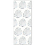 El papel pintado Perla cuenta con un estampado de conchas, dibujadas en acuarela con tono pastel de azul grisáceo claro. Una gran elección para decorar las paredes de cualquier estancia de la casa