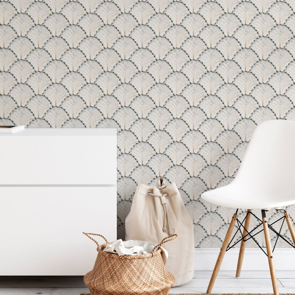 Con una hermosa repetición de diminutas conchas pintadas en acuarela en tonos de beige, negro y gris, el papel pintado Les Coquilles es una opción elegante para decorar las paredes con un diseño clásico.