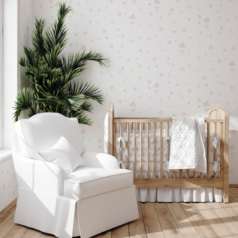 Nuestro papel pintado Flores y Topitos trae una colección de dibujos en acuarela, todos elaborados en tonos pastel para una decoración infantil elegante y suave.