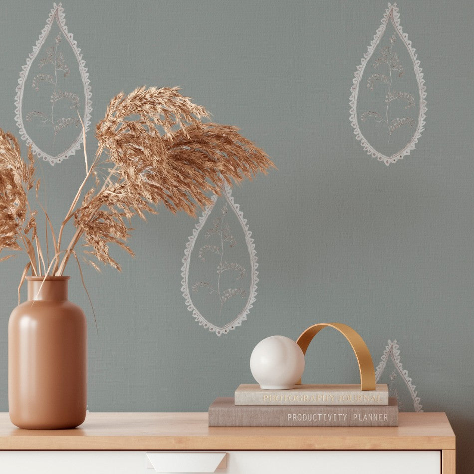 Consigue una decoración moderna y elegante con nuestro papel pintado Paisley verde grisáceo. Perfecto para dar vida a estancias como el salón o el dormitorio principal sin perder la elegancia.