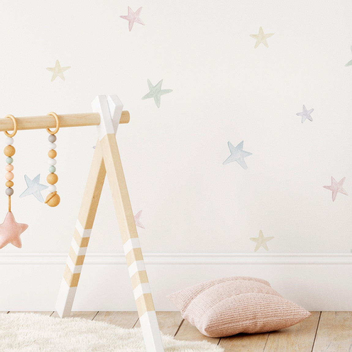 El Papel Pintado Estrellas tonos pastel está diseñado con dibujos de estrellitas en distintos tonos pastel, lo que lo convierte en el aliado perfecto para decorar habitaciones infantiles con un toque divertido y alegre.