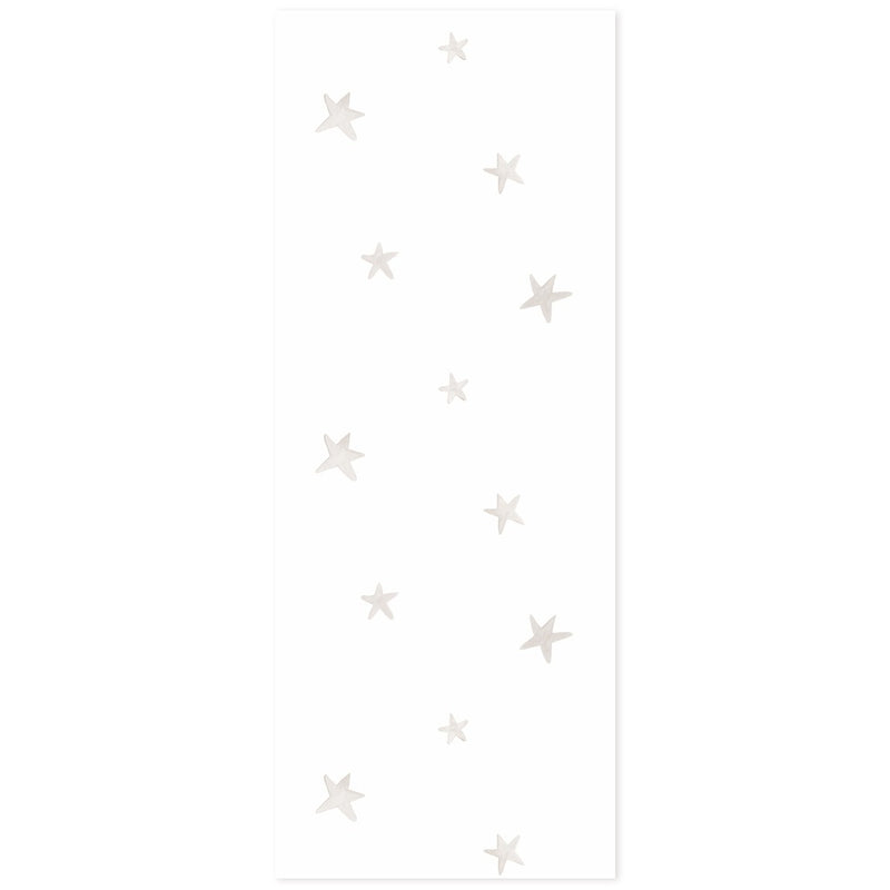 Da un toque cálido al cuarto infantil Papel Pintado Estrellas tonos beige con dibujos de estrellas beige sobre fondo blanco. Perfecto para dar vida y alegría a la decoración  infantil.