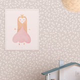 en el Cuadro Princesa Corazona la princesita tiene el pelo largo y las manos, los pies y la carita en forma de corazón. En nuestra versión hemos utilizado un suave tono de rosa para su traje, que contrasta de manera elegante con su largo pelo color oro claro.