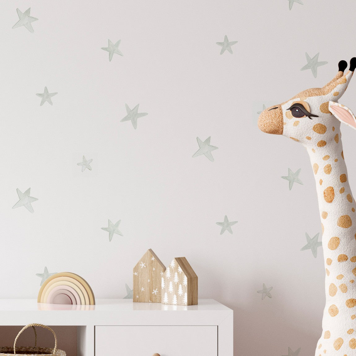 Da vida a la decoración del dormitorio de los peques con nuestro Papel pintado Estrellas tonos verdes. Diseñado con dibujos de acuarela de estrellitas en tonos verde ¡Un toque divertido y alegre para la decoración infantil!