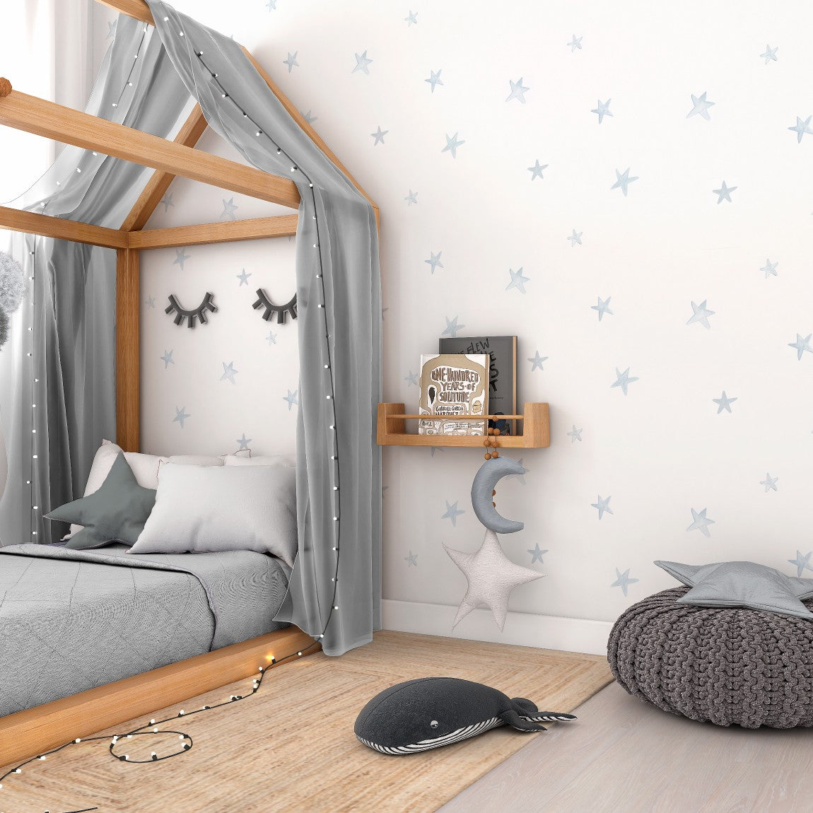 Descubre nuestro Papel Pintado Estrellas tonos azul diseñado con dibujos de estrellitas de color azul. Perfecto para decorar cuartos de niños con un toque playero y alegre.