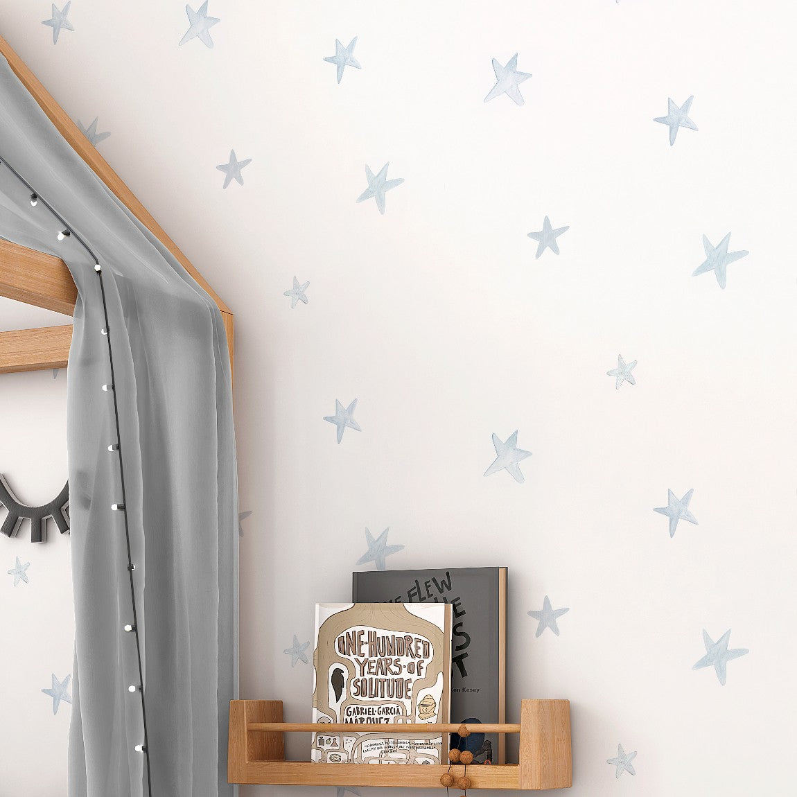Descubre nuestro Papel Pintado Estrellas tonos azul diseñado con dibujos de estrellitas de color azul. Perfecto para decorar cuartos de niños con un toque playero y alegre.